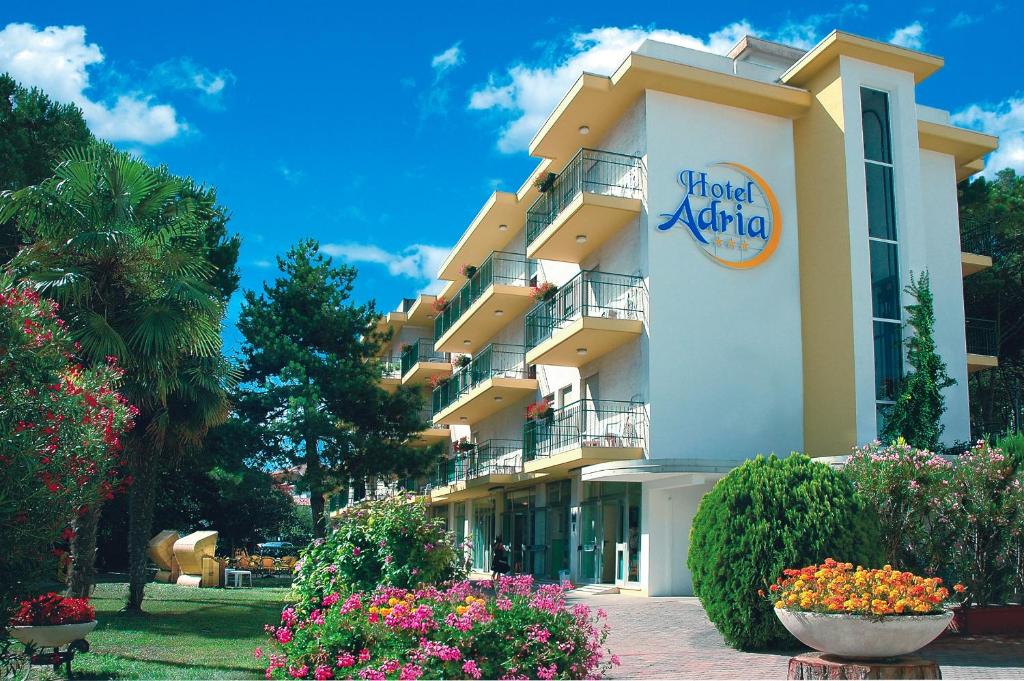 利尼亚诺萨比亚多罗阿德里亚酒店的建筑一侧的非洲酒店标志