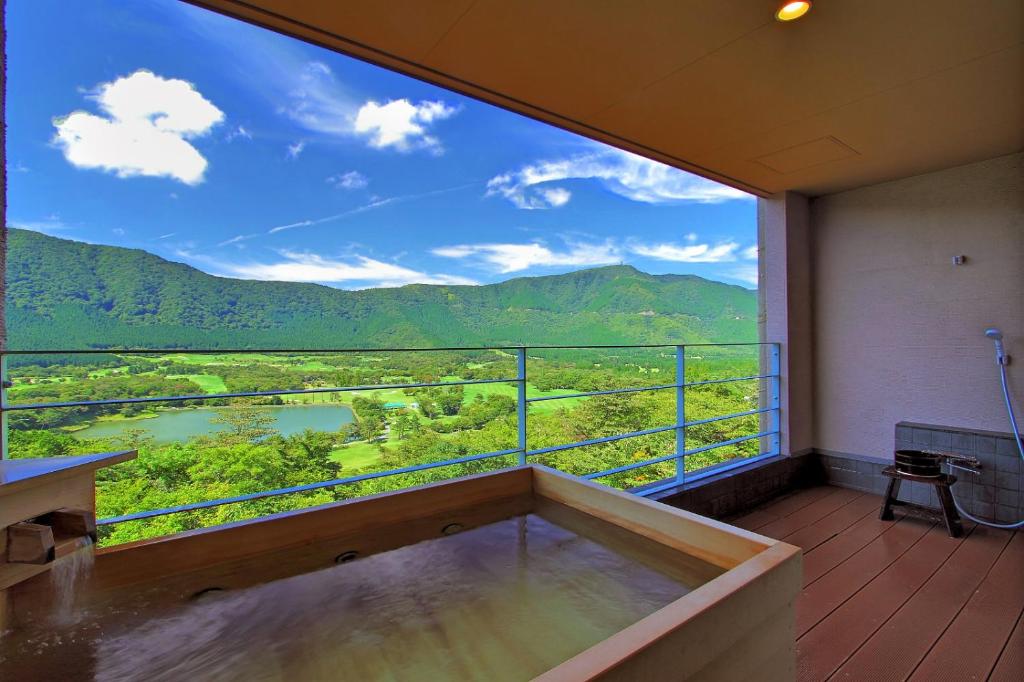 箱根Hakone Hoshi no Akari的客房设有享有美景的大窗户。