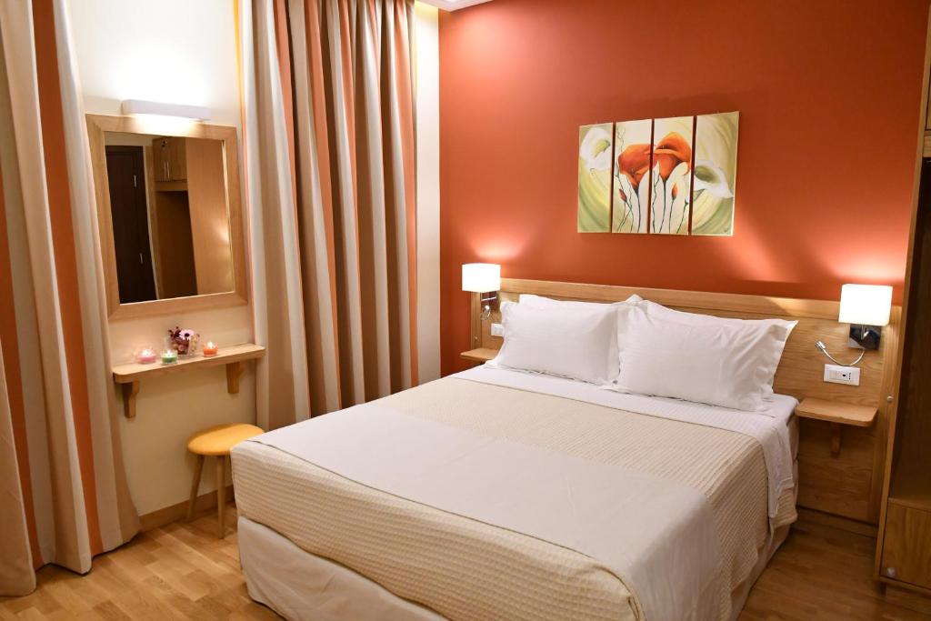 纳夫普利翁Onar Pension的酒店客房,设有床铺和红色的墙壁