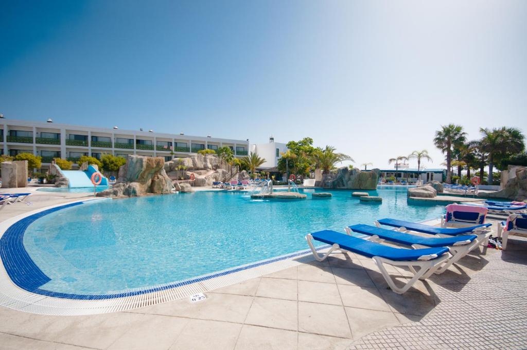 科斯塔特吉塞Blue Sea Costa Bastian的一个带躺椅的大型游泳池,度假村