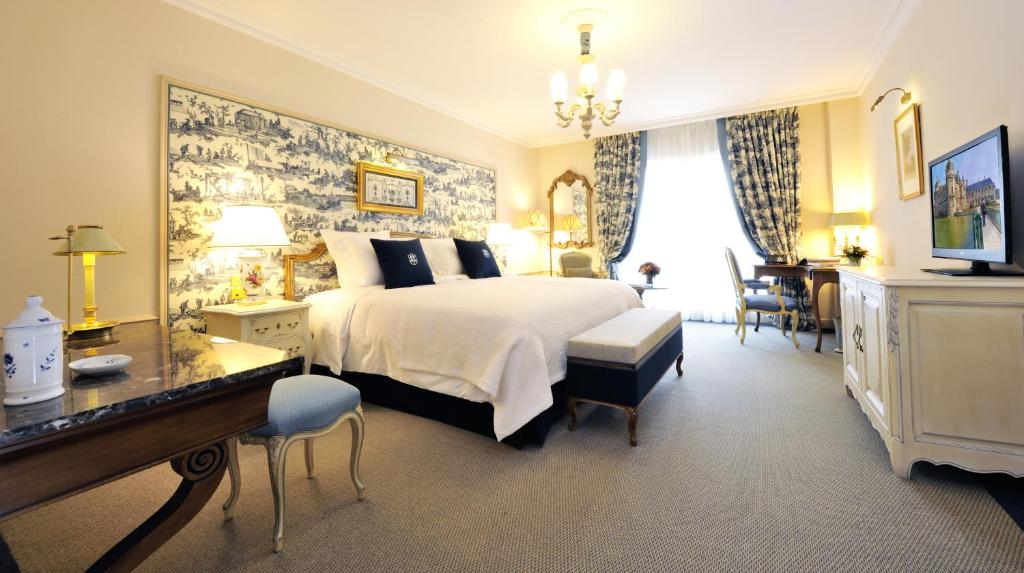 尚蒂伊奥伯格杜迪鲍米酒店的一间酒店客房,一间设有一张床和一张书桌