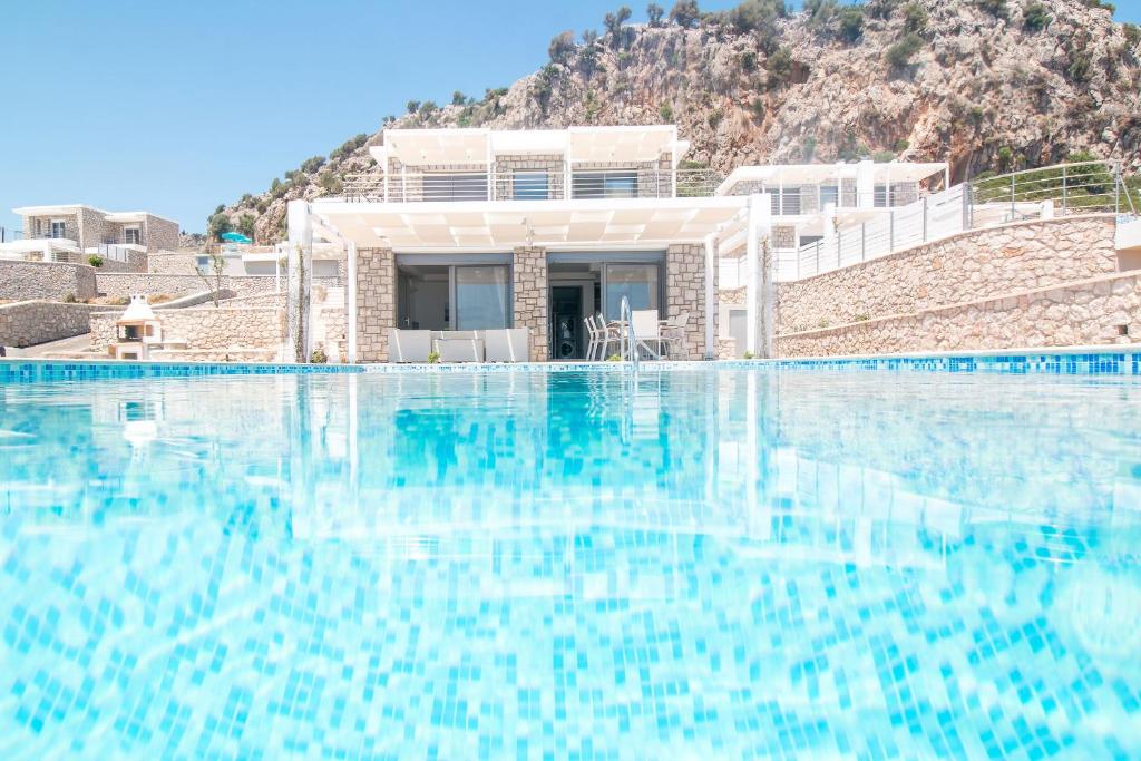 阿凡杜弗朗西斯和格雷戈里豪华别墅的一座房子前面的蓝色海水游泳池