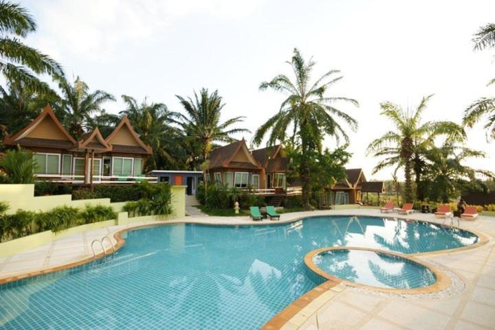 棕榈天堂度假酒店内部或周边的泳池