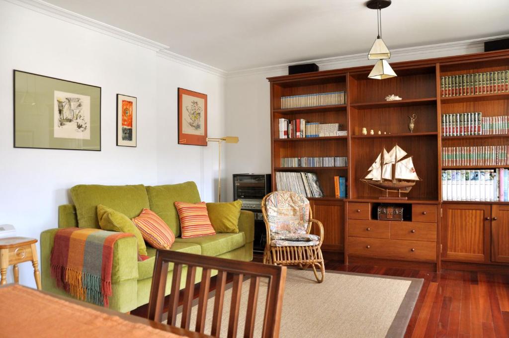 塞埃Casa Pilar的客厅设有绿色沙发和书架