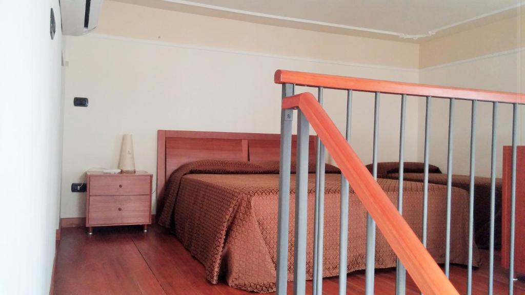 威尼斯Appartamenti Paradiso的一间卧室配有一张床和一张木床