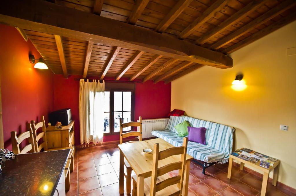 莫加拉斯Casa del Herrero的客厅配有沙发和桌子