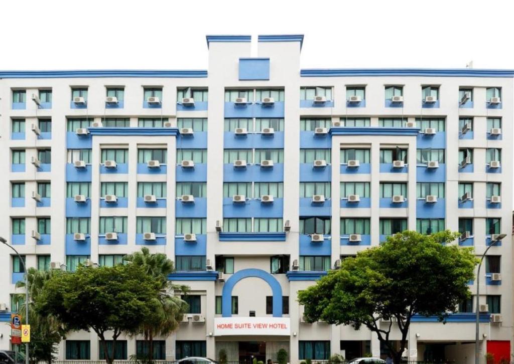 新加坡YaJu Hotel的公寓大楼为蓝色