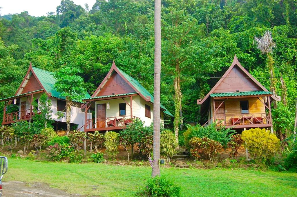 象岛TP小屋简易别墅的森林中间的三座小屋