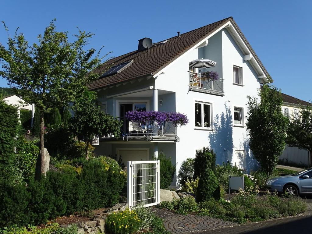 埃伦茨-波尔特斯多夫Gästehaus Cilli Freimuth的白色的房子,有白色的大门和鲜花