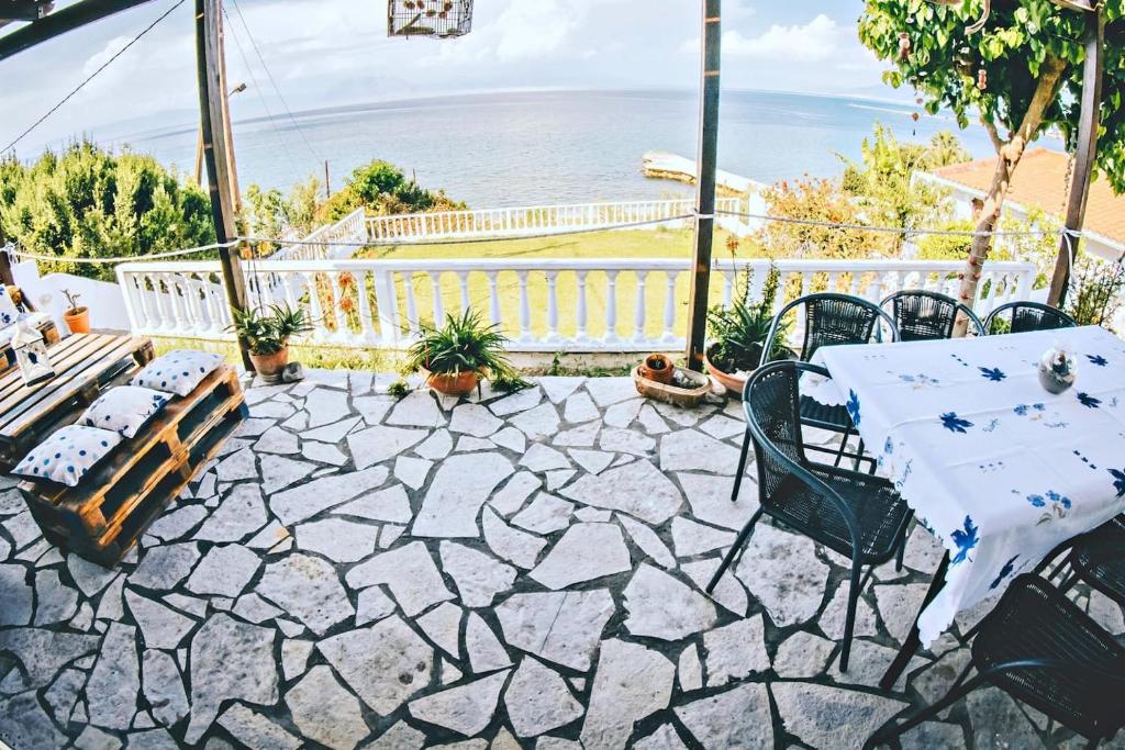 尼福雷伊卡Villa Galanis by the sea的一个带桌椅的庭院和大海