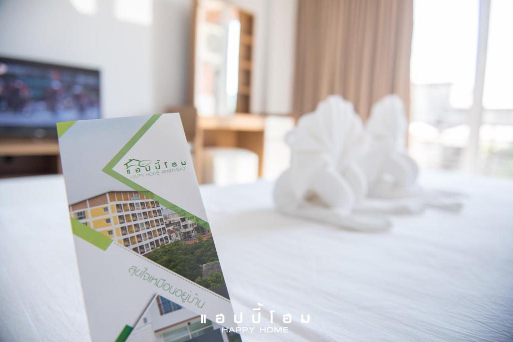 拉差汶里幸福之家酒店的享有酒店客房的景色,并拥有大楼的照片