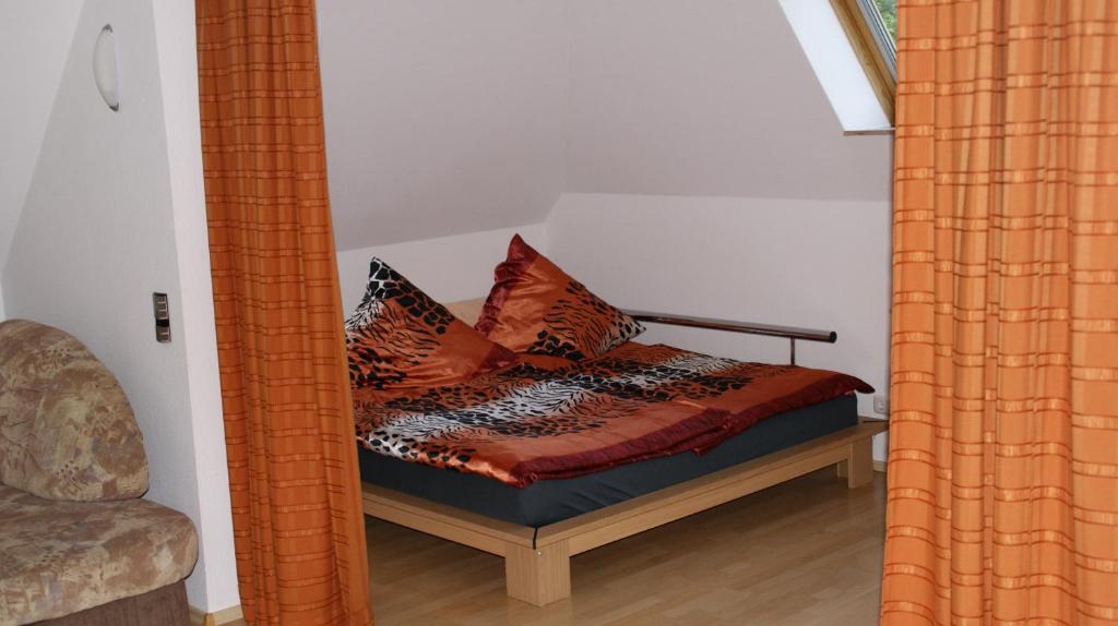 ElmenthalFerienhaus Moni的镜子反射着房间里的床