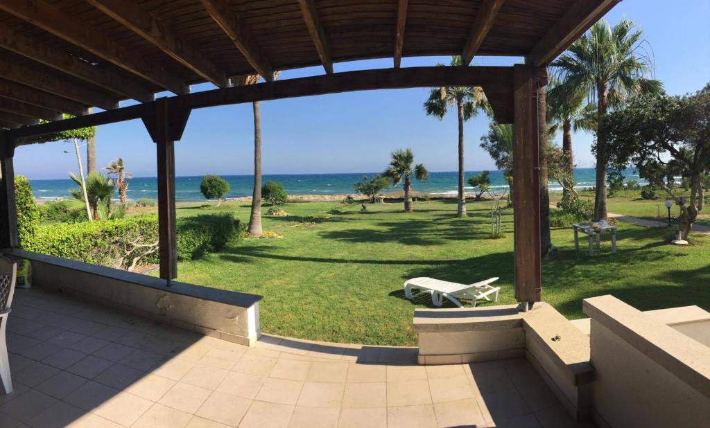 皮拉Sandy Beach Villas 17的享有海滩和海洋景致的天井。