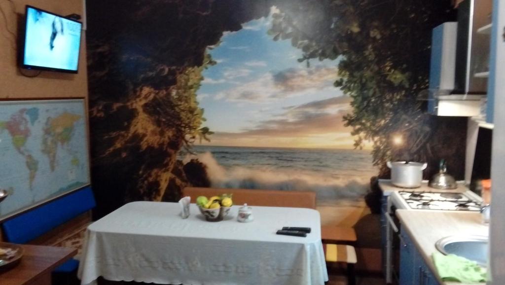 阿拉木图Hostel Viator的厨房里的桌子上画着海洋