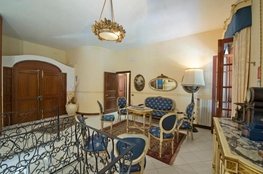 拉维罗Casa Felice的客厅配有蓝色的椅子和桌子