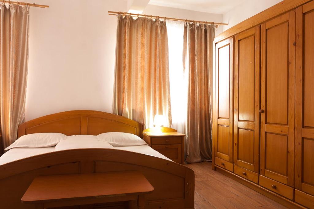坎皮纳蒙大拿俱乐部旅馆的一间卧室设有一张大床和一个窗户。