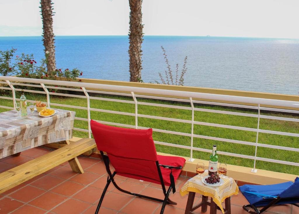 丰沙尔Vista Formosa Funchal的一个带桌椅的庭院和大海