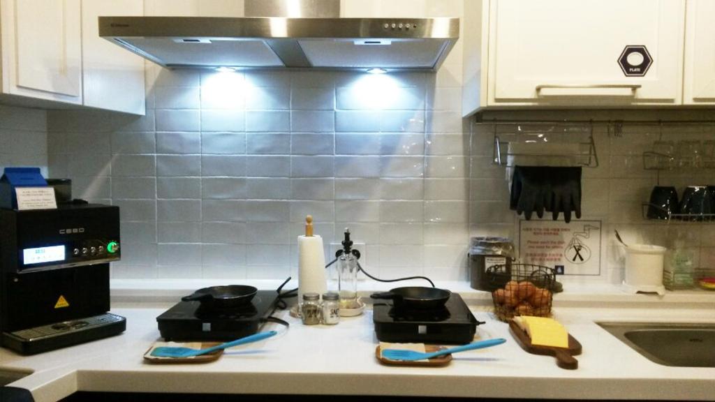 庆州庆州蓝舟旅舍的厨房柜台配有锅碗瓢盆和水槽