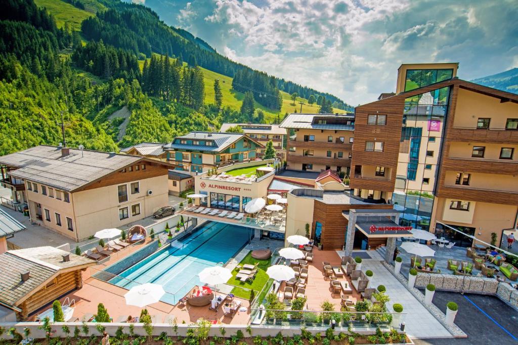 萨尔巴赫Alpinresort ValSaa - Sport & Spa的享有带游泳池的度假村的空中景致