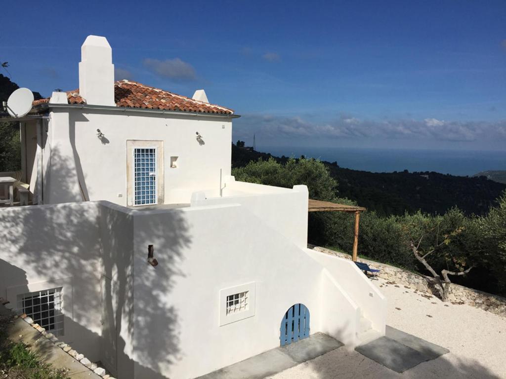 维科德尔加尔加诺Casa San Valentino的海景白色房屋