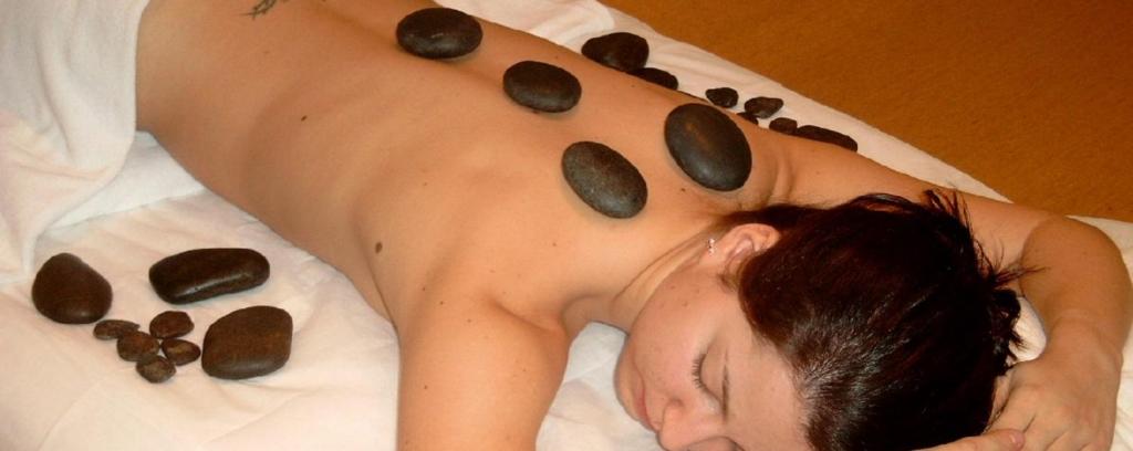 Thurmansbang舒尔格活力保健酒店的一位女士躺在床上,床上放着巧克力片
