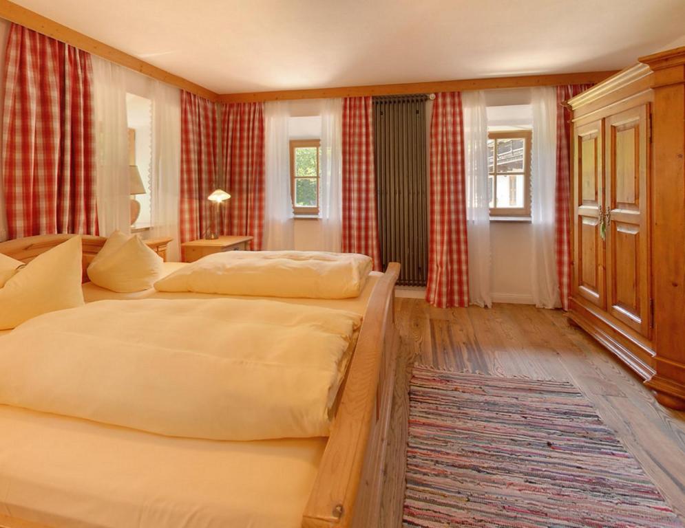 奥博奥多夫欧森维特旅馆的卧室内的两张床,配有红色窗帘