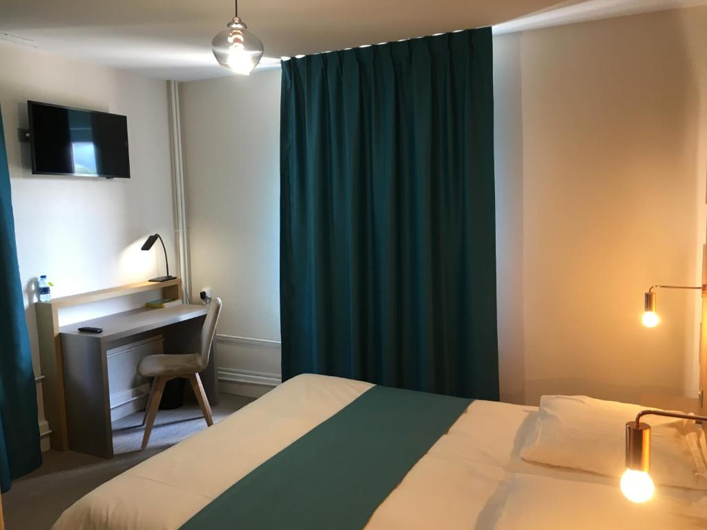 La GrandʼCombe-ChâteleuHotel Du Pont的一间卧室配有一张床、一张桌子和一条绿帘