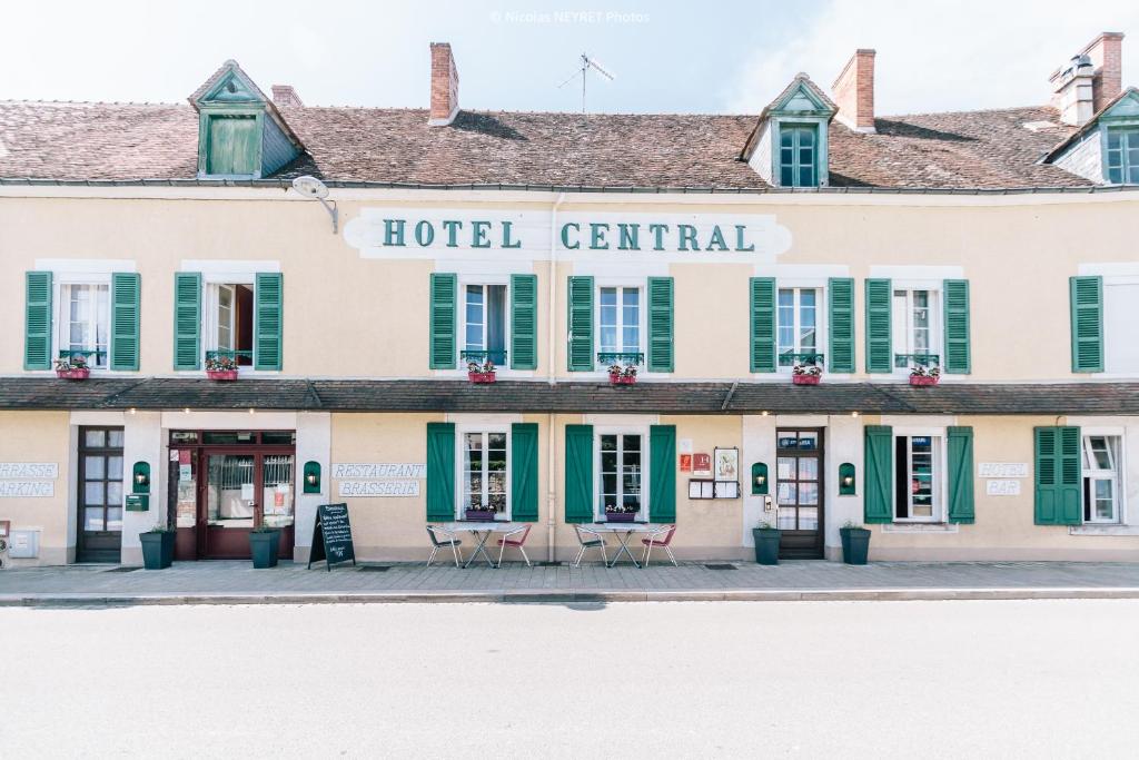 BoussacHotel Le Central的酒店百年建筑,设有绿色百叶窗