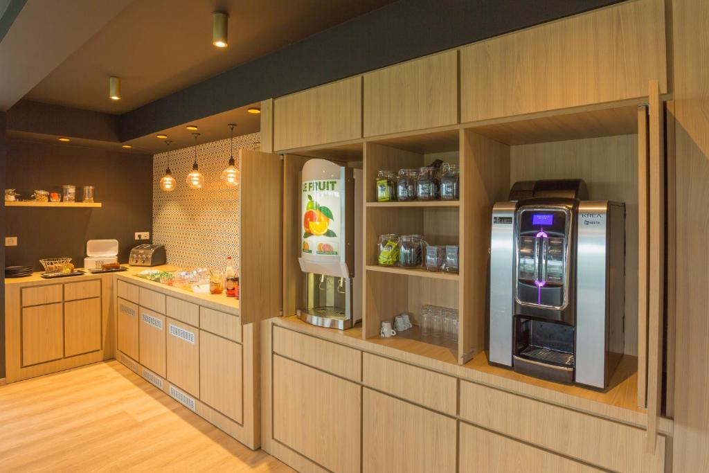 Logis Hôtels - Le Belvédère - Hôtel 2 étoiles et Restaurant的厨房或小厨房