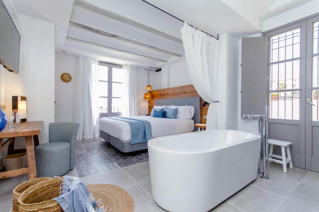 阿尔啼Hotel Boutique La Serena - Altea的白色的浴室设有床和浴缸。