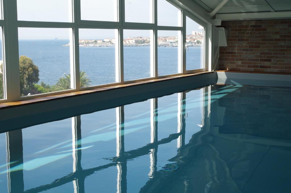 阿雅克修斯邦塔迪玛尔酒店的享有水景的游泳池
