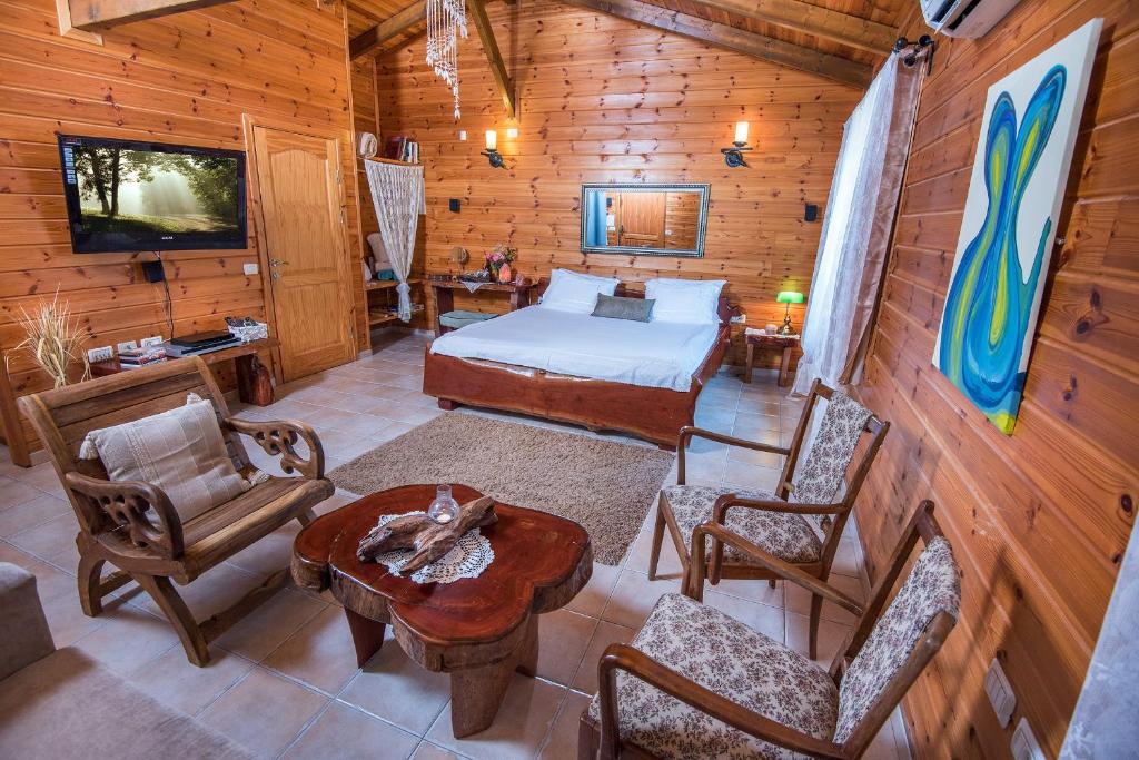 哈德内斯Liora's Paradise的卧室配有一张床和一张桌子及椅子