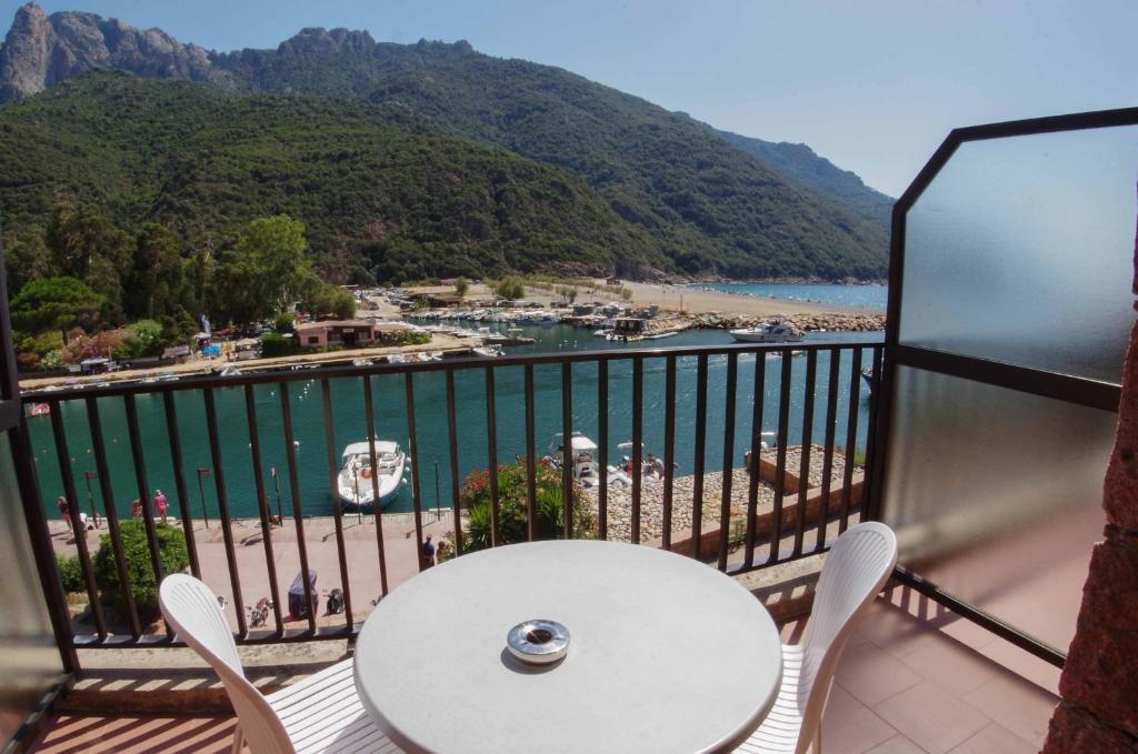 波尔图罗曼蒂克酒店的阳台配有桌椅,享有海港的景致。