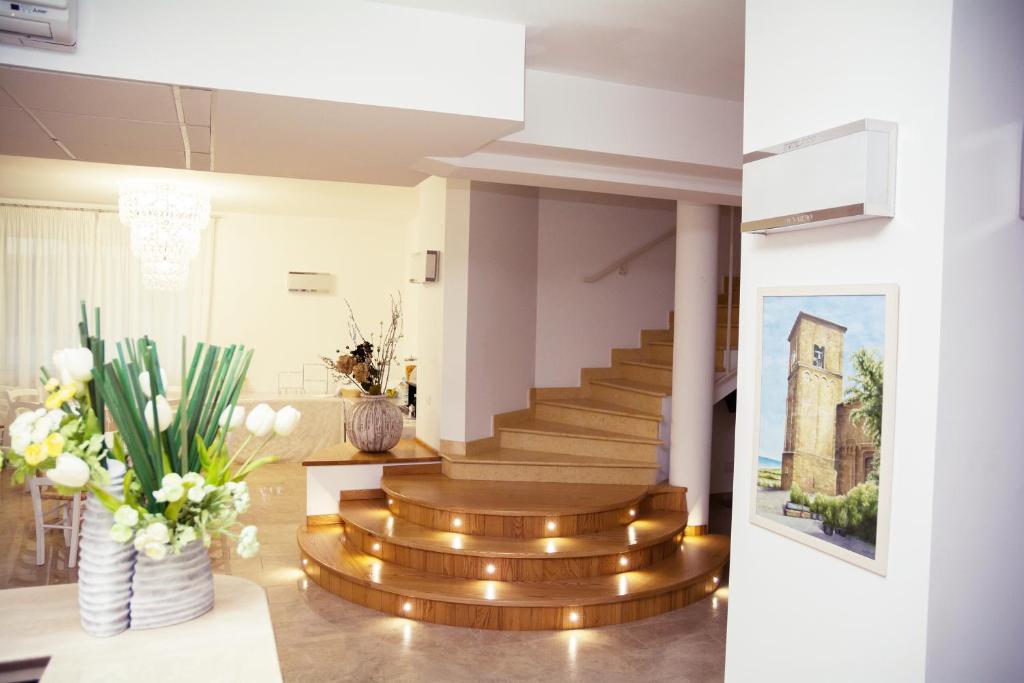 佩塔恰托Hotel Di Nardo的大堂设有楼梯和花瓶