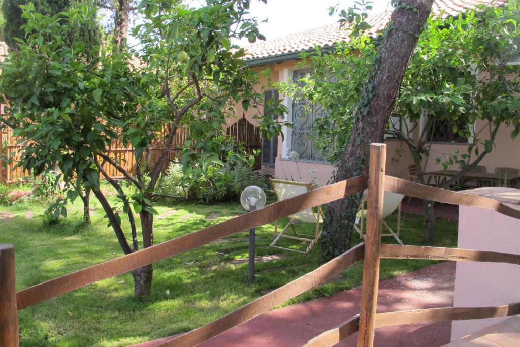 马斯卡卢恰朱顶红度假屋 的树屋前的围栏