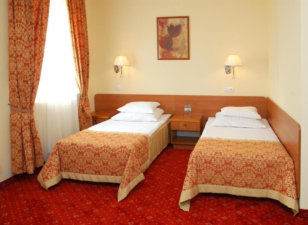 Czosnów乌韦塔兹卡酒店的酒店客房设有两张床和窗户。
