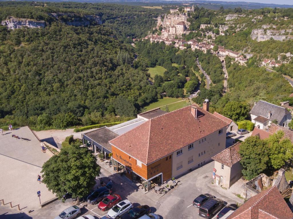 罗卡马杜尔Logis Hôtels - Le Belvédère - Hôtel 2 étoiles et Restaurant的带有停车场的建筑物的俯视图
