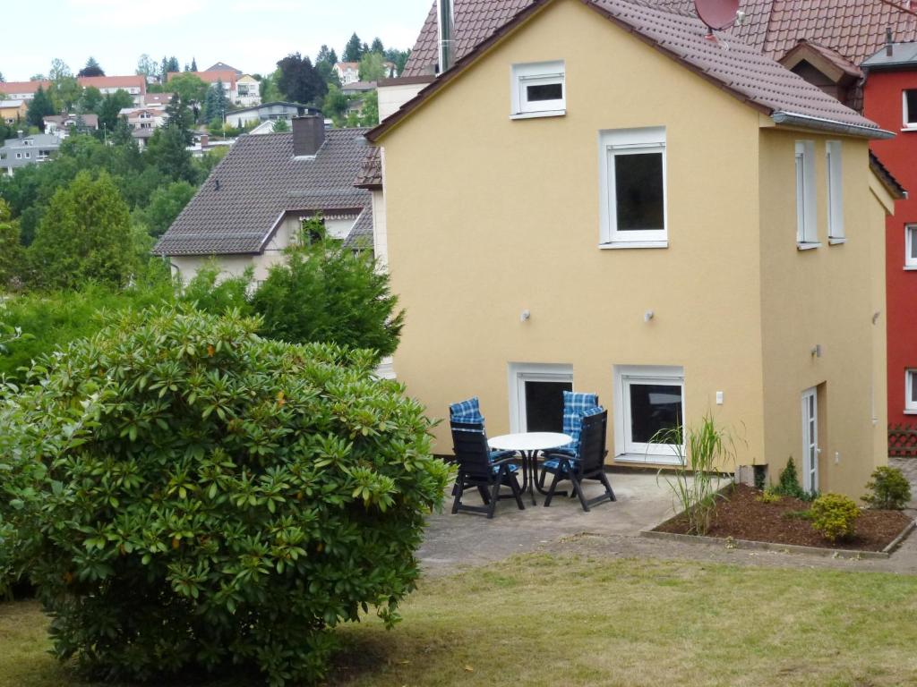 普福尔茨海姆Ferienhaus im Nordschwarzwald的享有带桌椅的房屋景致