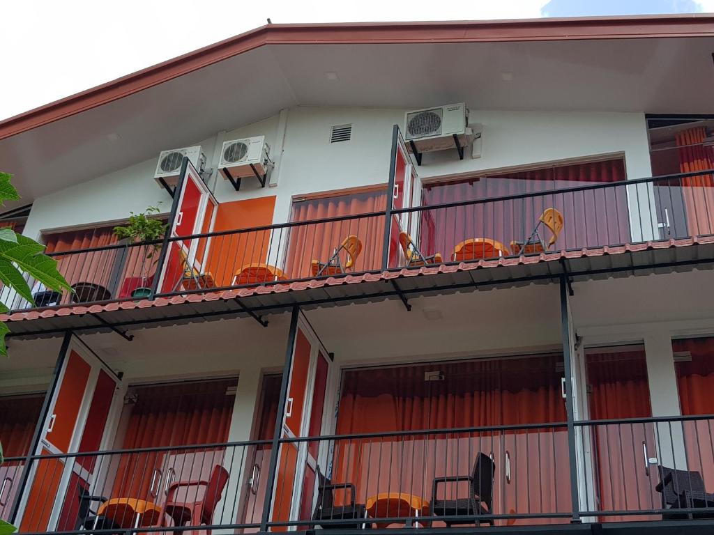 科伦坡塔姆比利岛斯图斯旅舍的阳台的带桌椅的建筑
