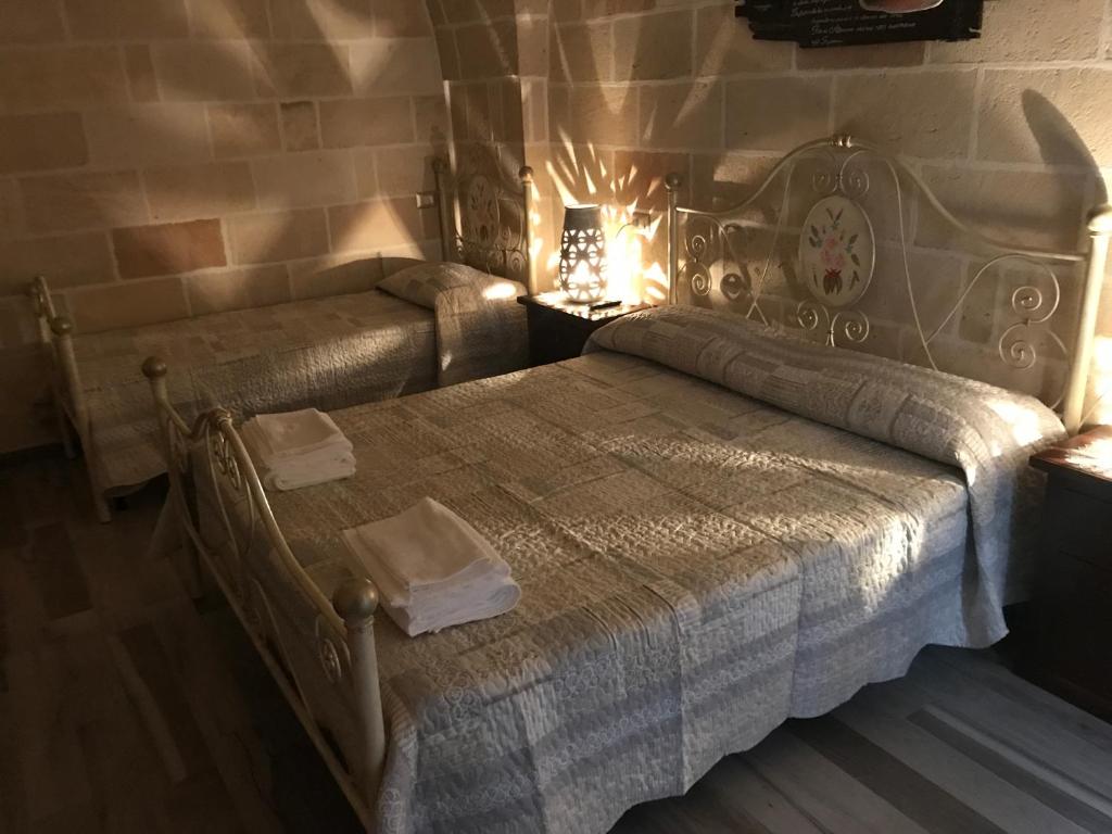 阿韦特拉纳Li Caseddi ti lu Cesarinu的一间卧室配有一张床和一张沙发