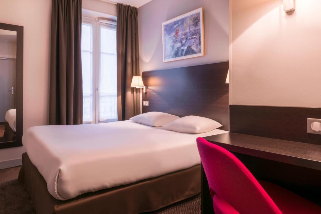 巴黎作家酒店的配有一张床和一张书桌的酒店客房