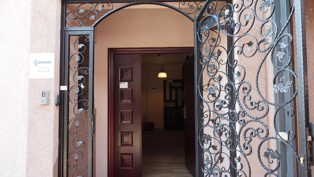 普列夫利亚洞卢克斯旅馆的铁门房子的入口