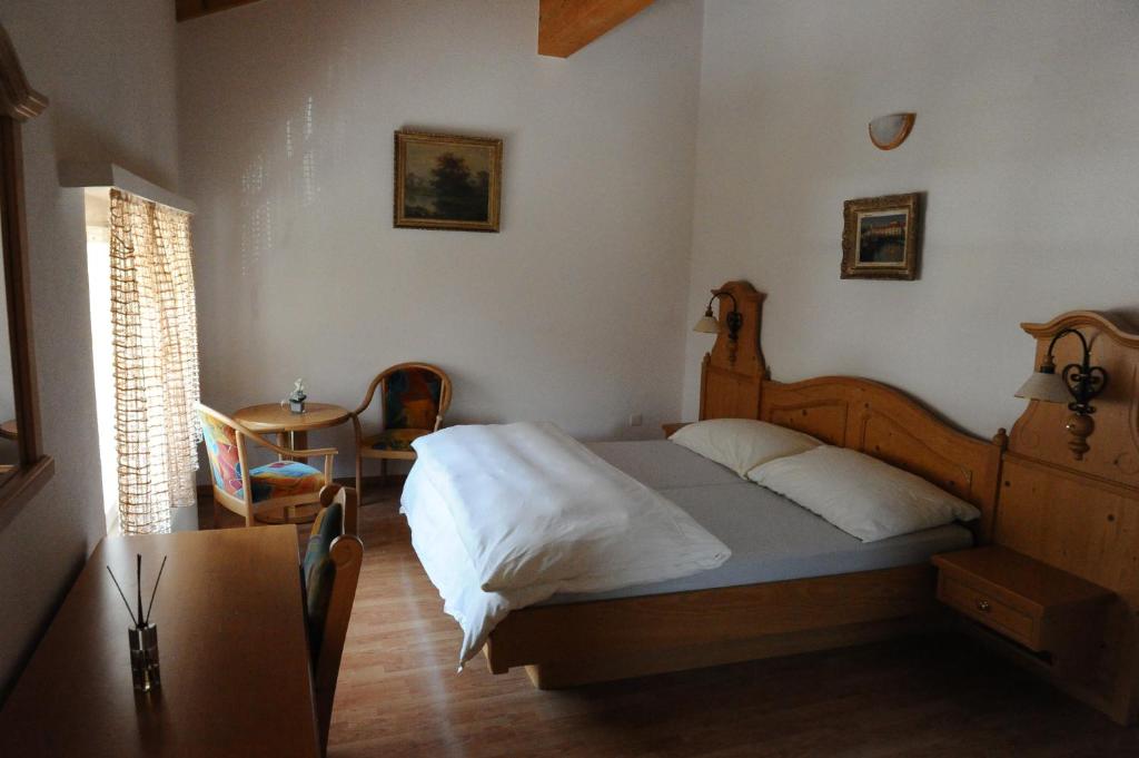 布里格Gasthaus - Restaurant Simplon va hie的一间卧室配有一张床和一张桌子