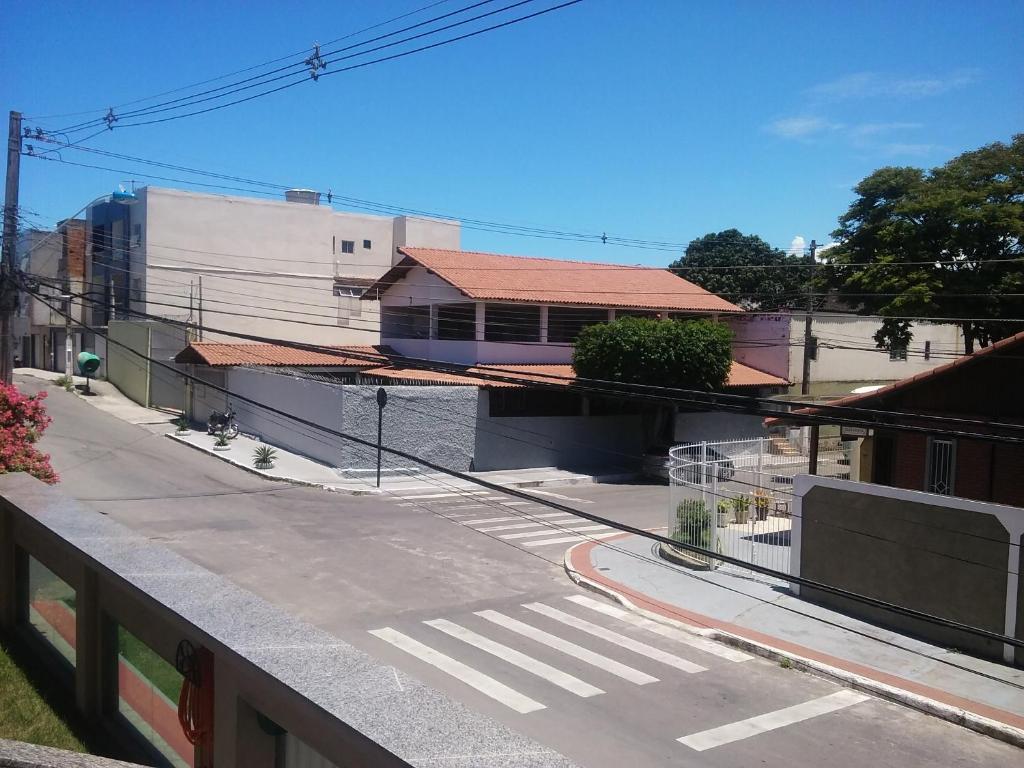 维拉维尔哈Casa temporada Cocal/Praia de Itaparica-Vila Velha的享有空街和大楼的景色