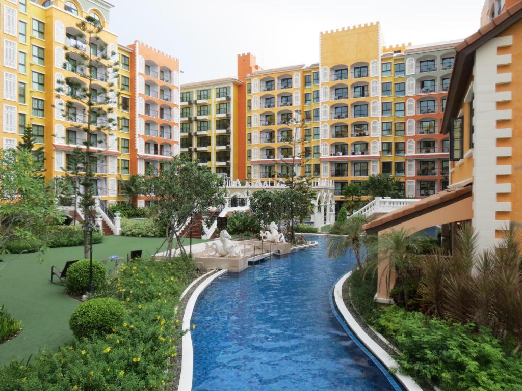 乔木提恩海滩Venetian Jomtien Pool Access的城市中河流景观,建筑