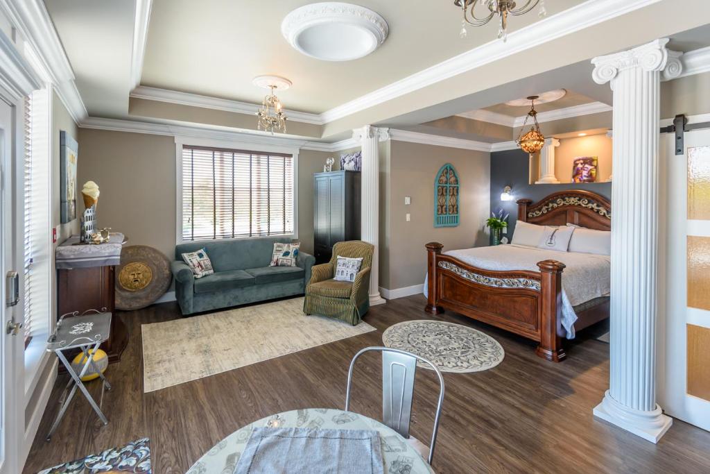阿伯茨福德布鲁克塞德精品酒店的一间卧室设有一张床和一间客厅。