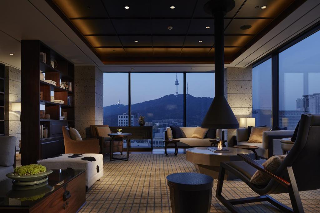 首尔首尔皇家酒店的大堂设有桌椅和大窗户。