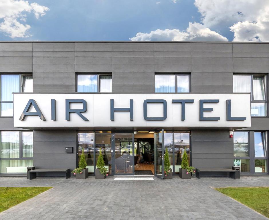 卡梅拉瓦Air Hotel的大楼前的航空酒店标志