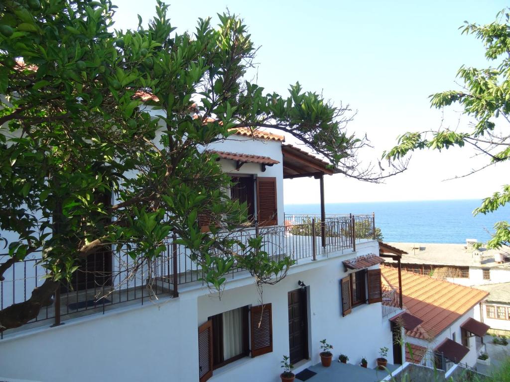 阿吉奥斯伊欧尼斯Germanis House的带阳台的建筑,背景是大海