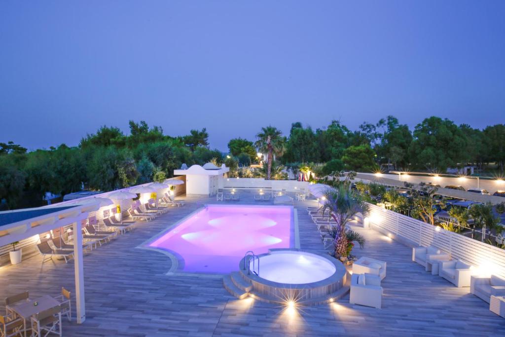 维耶斯泰里帕花园酒店的一座庭院里的大型游泳池